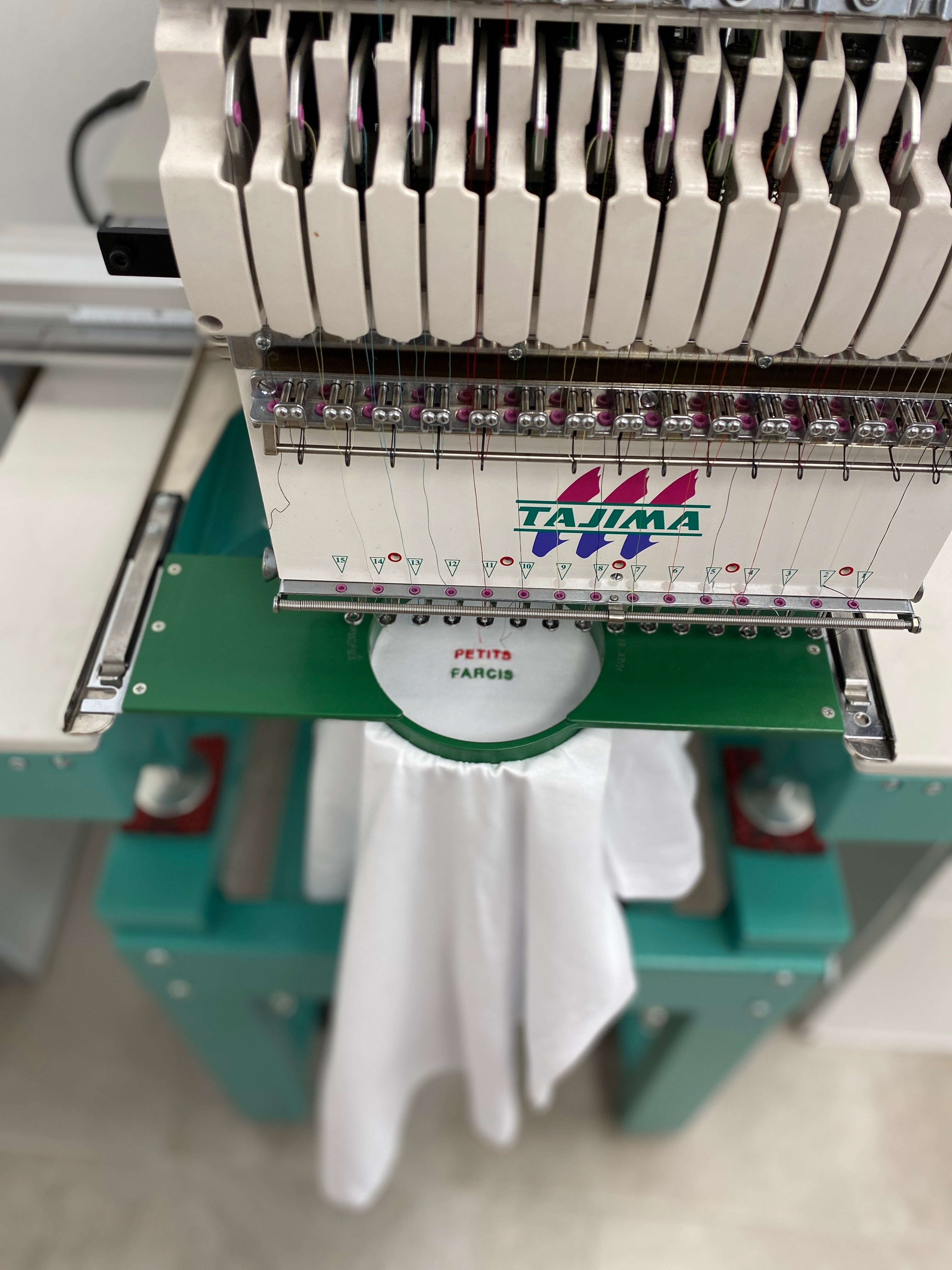 Broderie des tee-shirts à Peyrolles en Provence - Galinette en Provence