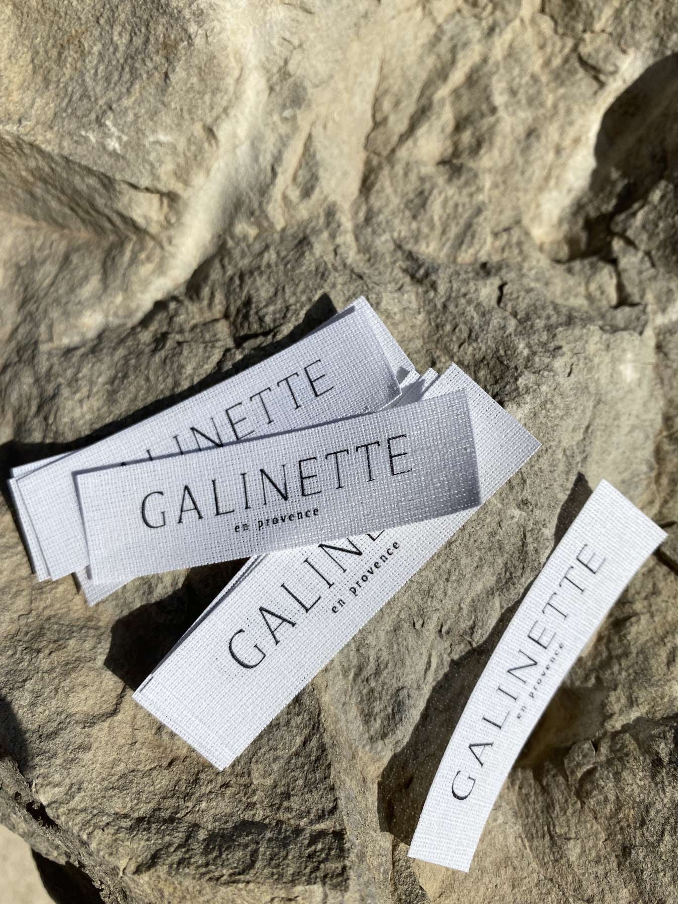 Étiquettes de col fabriquées en France et cousus à Lauris, dans le Luberon - Galinette en Provence